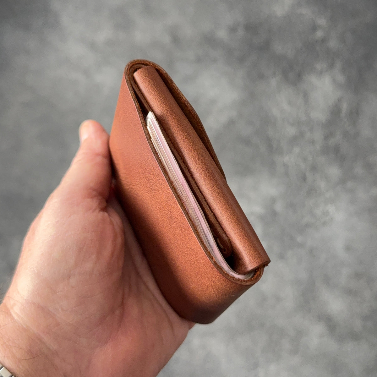 Hakiki dana derisinden tamamen el dikişiyle üretilen BoltLeather SLIDE cüzdanı keşfedin. 30–40 banknot kapasitesi ve 2 ayrı kart cebiyle günlük kullanım için ideal.