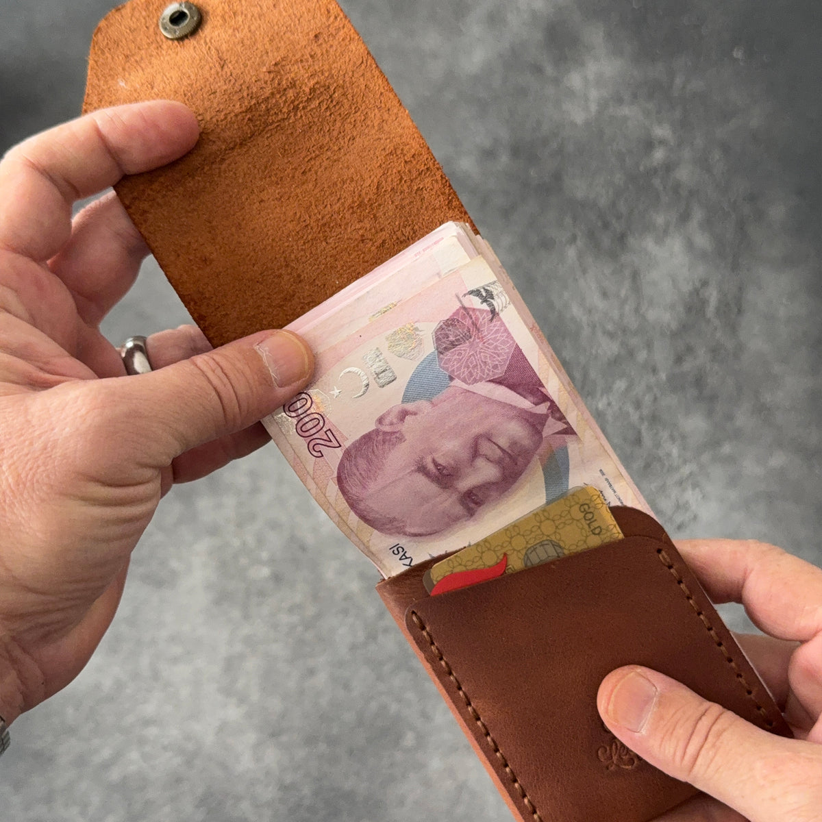 Hakiki dana derisinden tamamen el dikişiyle üretilen BoltLeather SLIDE cüzdanı keşfedin. 30–40 banknot kapasitesi ve 2 ayrı kart cebiyle günlük kullanım için ideal.