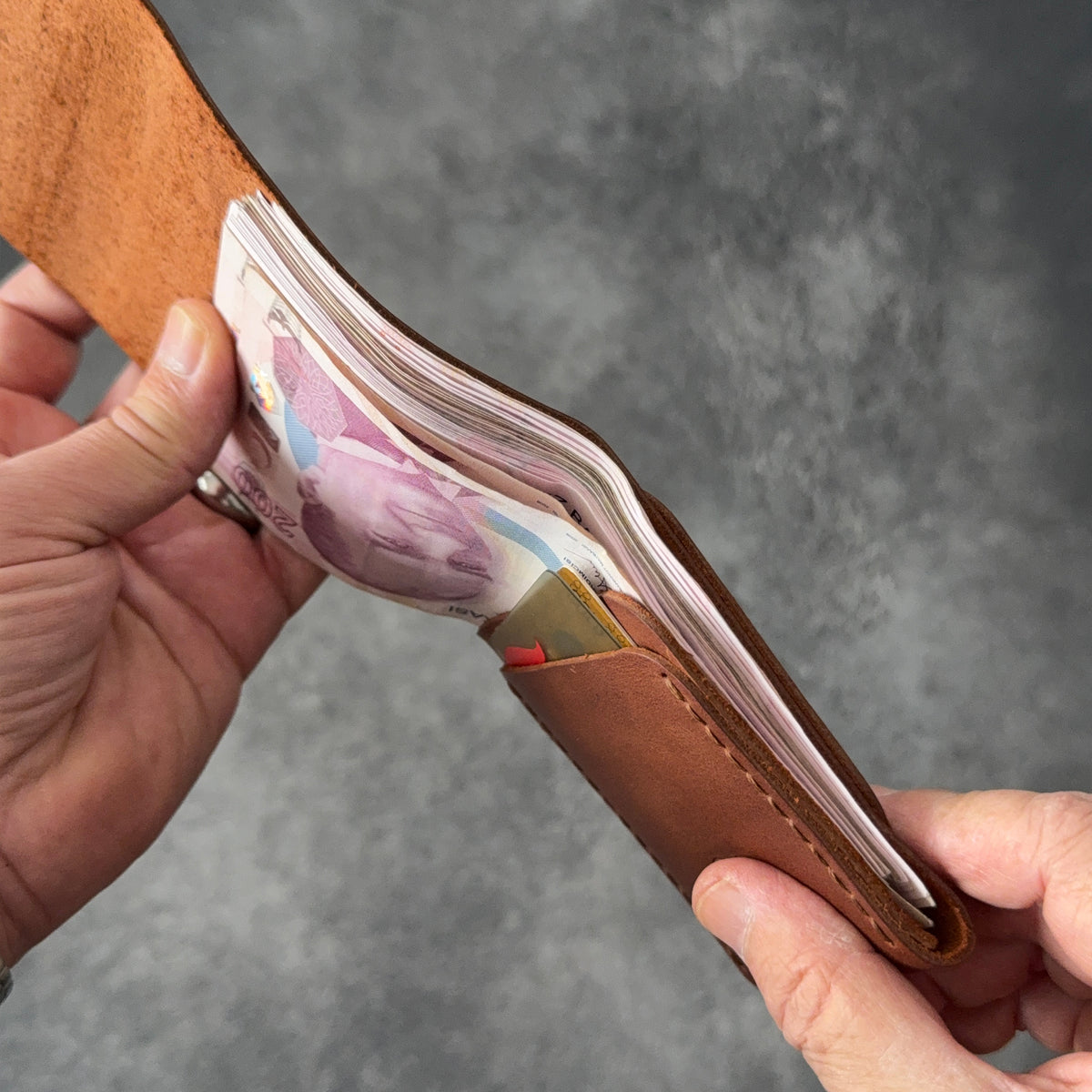 Hakiki dana derisinden tamamen el dikişiyle üretilen BoltLeather SLIDE cüzdanı keşfedin. 30–40 banknot kapasitesi ve 2 ayrı kart cebiyle günlük kullanım için ideal.