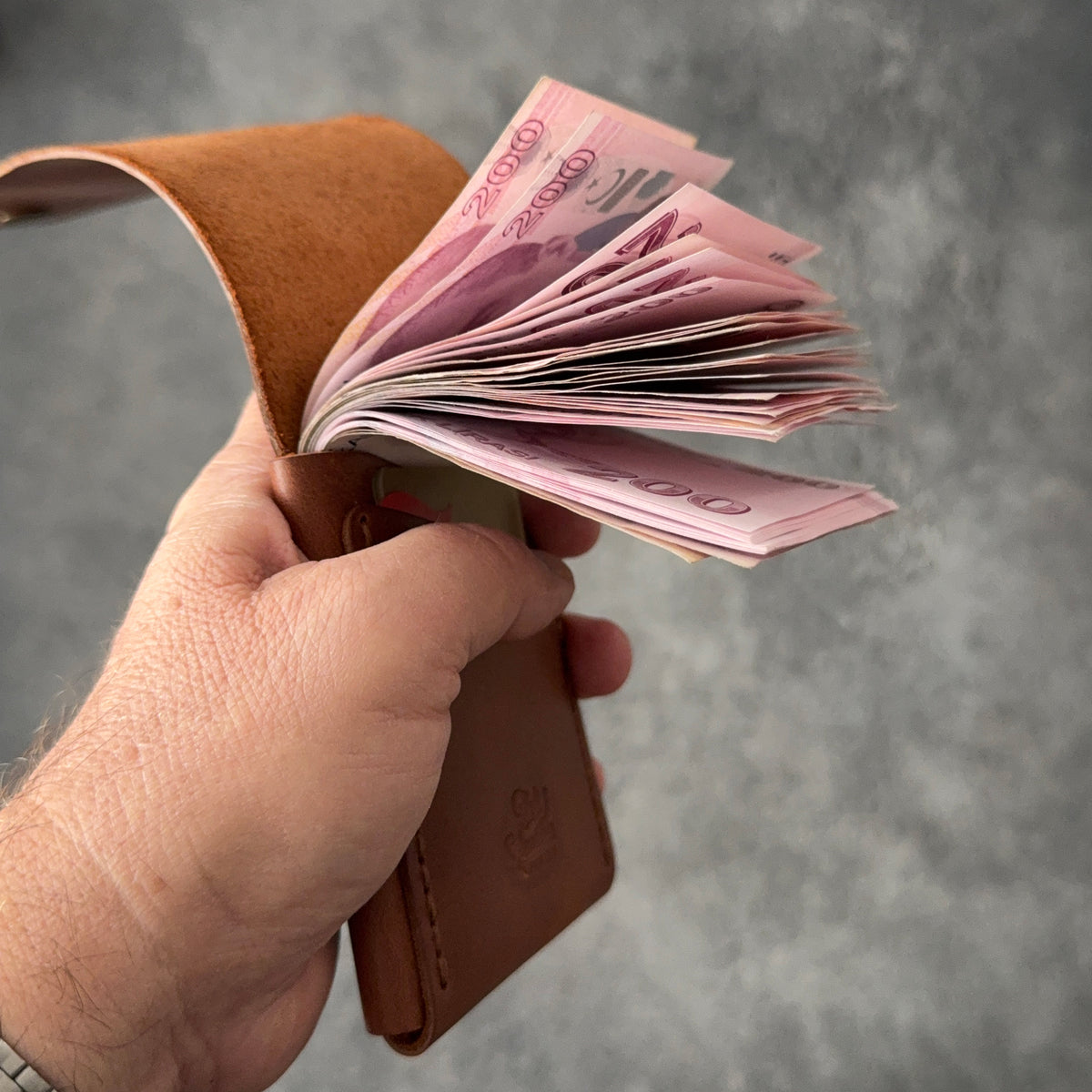 Hakiki dana derisinden tamamen el dikişiyle üretilen BoltLeather SLIDE cüzdanı keşfedin. 30–40 banknot kapasitesi ve 2 ayrı kart cebiyle günlük kullanım için ideal.