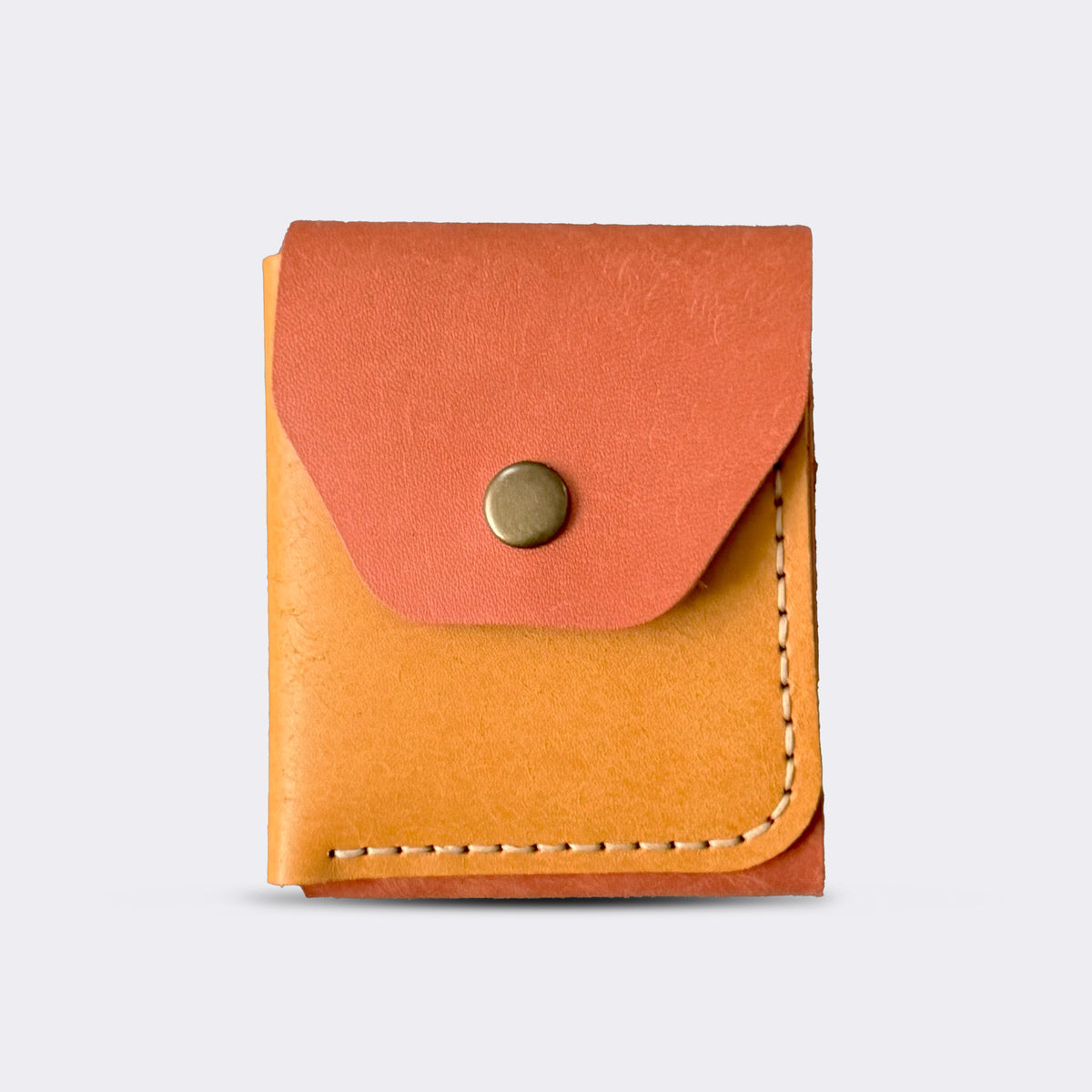 Hakiki dana derisinden tamamen el dikişiyle üretilen BoltLeather SLIDE cüzdanı keşfedin. 30–40 banknot kapasitesi ve 2 ayrı kart cebiyle günlük kullanım için ideal.