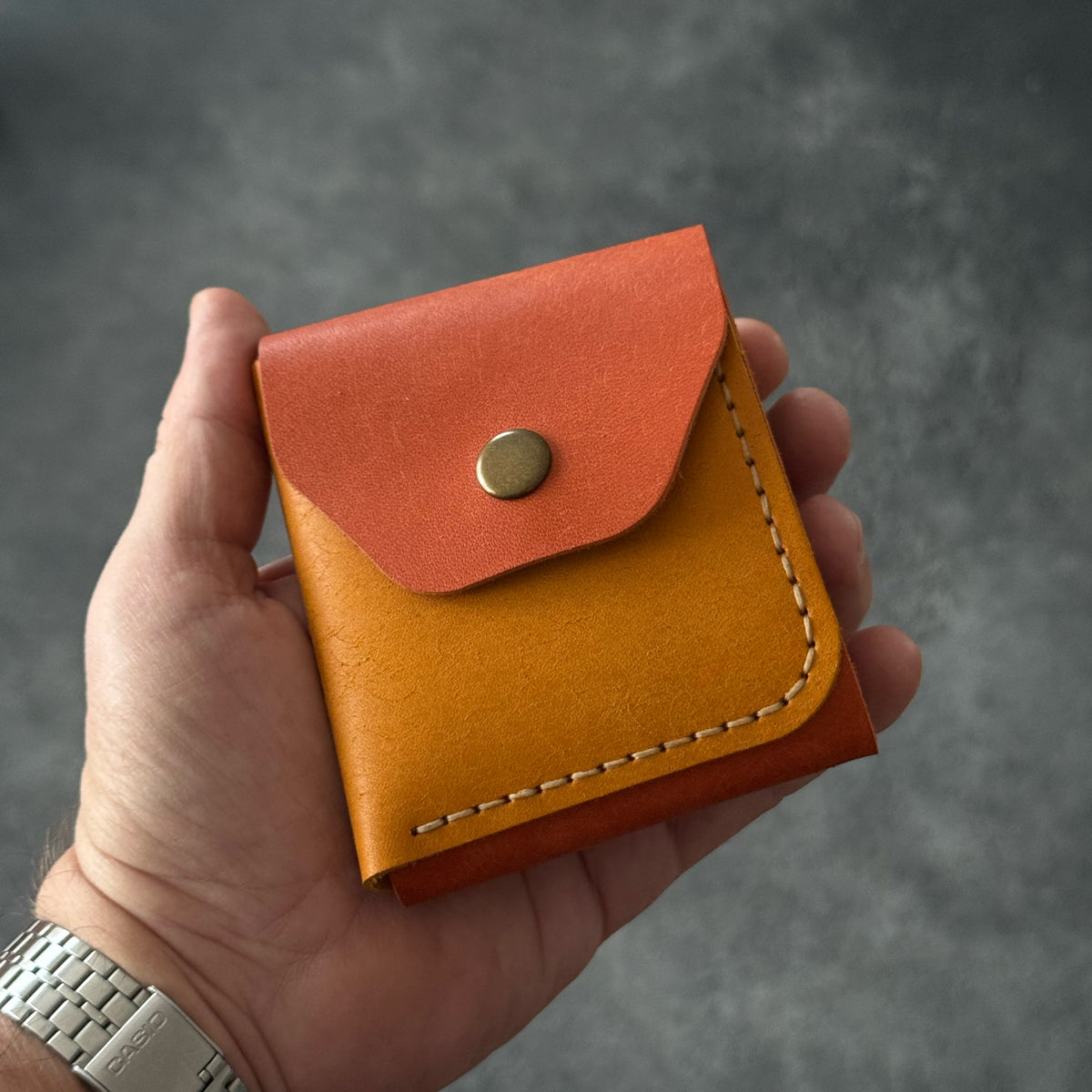 Hakiki dana derisinden tamamen el dikişiyle üretilen BoltLeather SLIDE cüzdanı keşfedin. 30–40 banknot kapasitesi ve 2 ayrı kart cebiyle günlük kullanım için ideal.