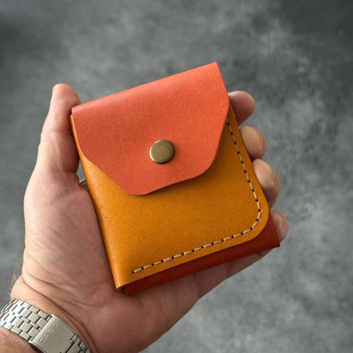 Hakiki dana derisinden tamamen el dikişiyle üretilen BoltLeather SLIDE cüzdanı keşfedin. 30–40 banknot kapasitesi ve 2 ayrı kart cebiyle günlük kullanım için ideal.