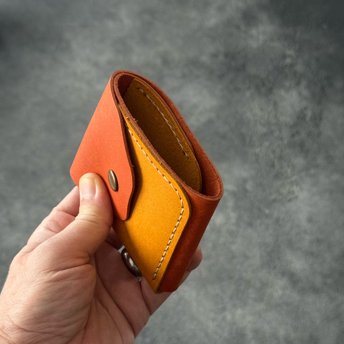 Hakiki dana derisinden tamamen el dikişiyle üretilen BoltLeather SLIDE cüzdanı keşfedin. 30–40 banknot kapasitesi ve 2 ayrı kart cebiyle günlük kullanım için ideal.