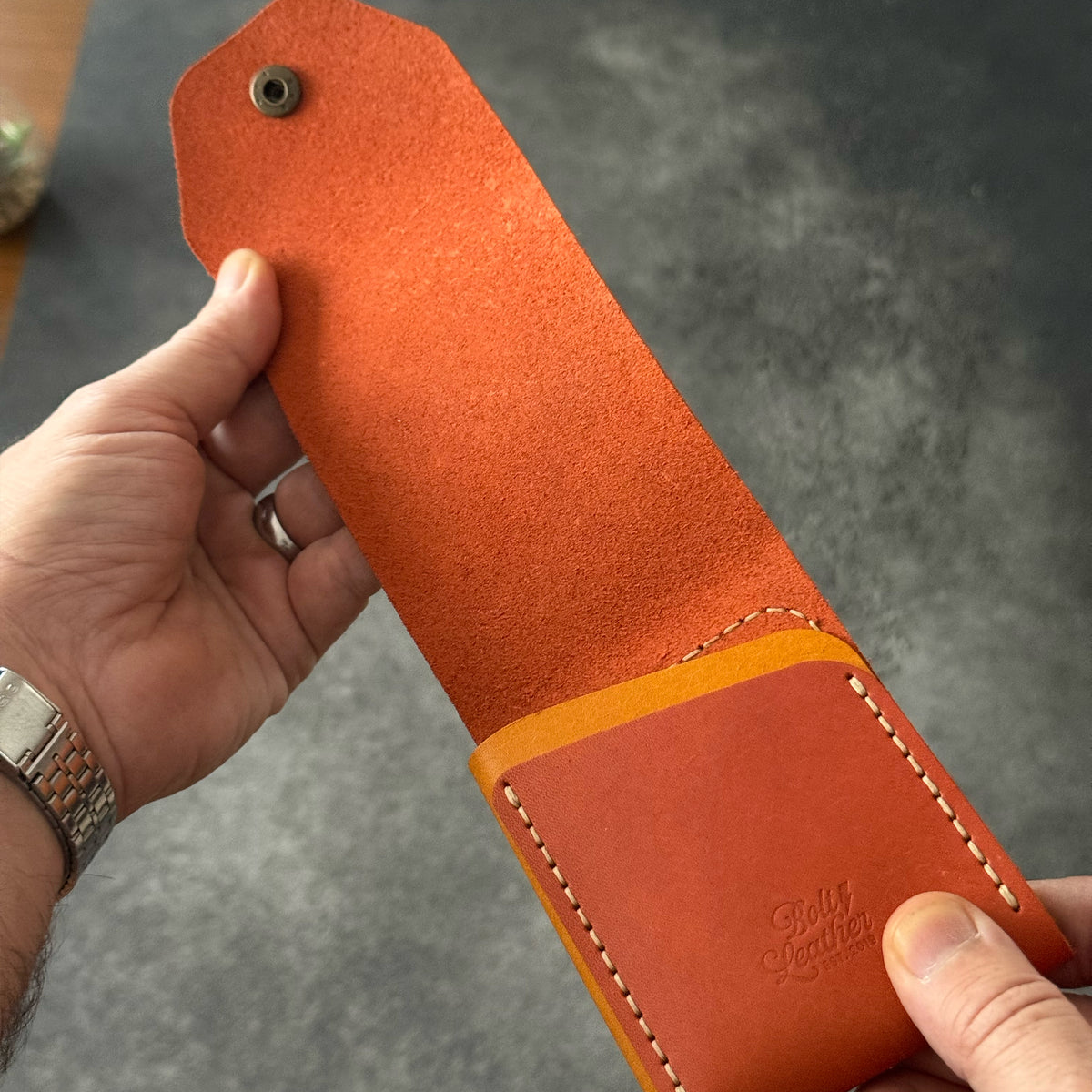 Hakiki dana derisinden tamamen el dikişiyle üretilen BoltLeather SLIDE cüzdanı keşfedin. 30–40 banknot kapasitesi ve 2 ayrı kart cebiyle günlük kullanım için ideal.