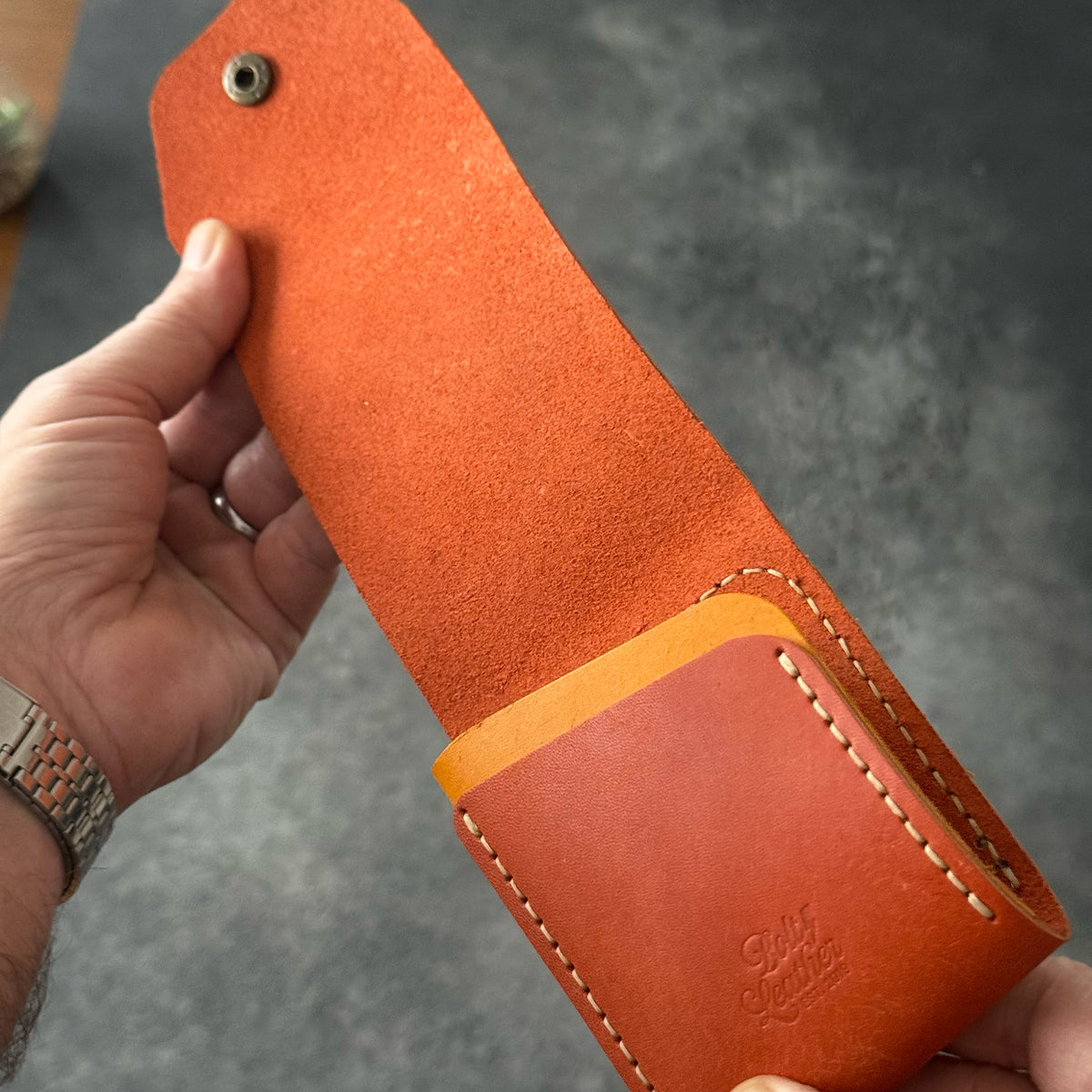 Hakiki dana derisinden tamamen el dikişiyle üretilen BoltLeather SLIDE cüzdanı keşfedin. 30–40 banknot kapasitesi ve 2 ayrı kart cebiyle günlük kullanım için ideal.