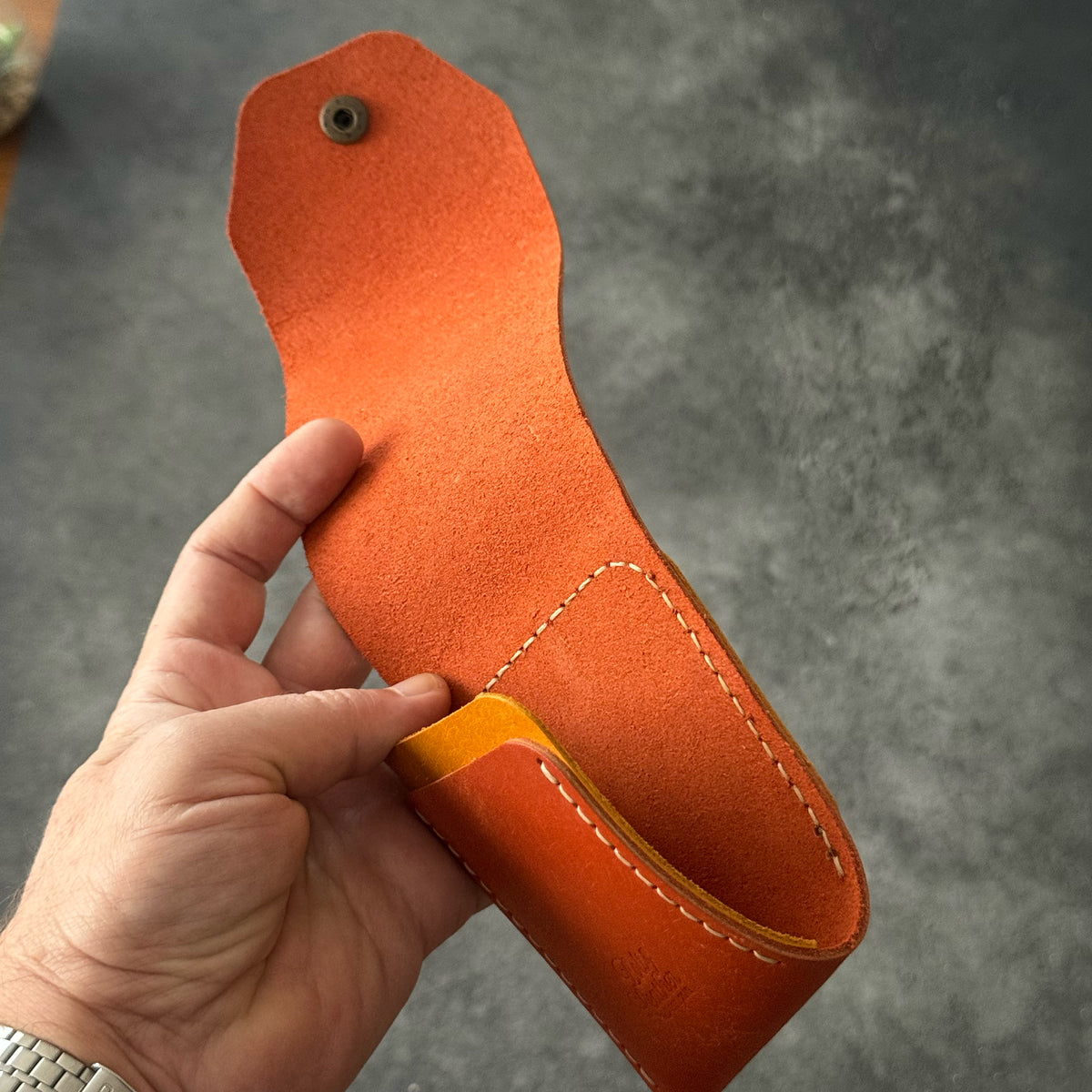 Hakiki dana derisinden tamamen el dikişiyle üretilen BoltLeather SLIDE cüzdanı keşfedin. 30–40 banknot kapasitesi ve 2 ayrı kart cebiyle günlük kullanım için ideal.