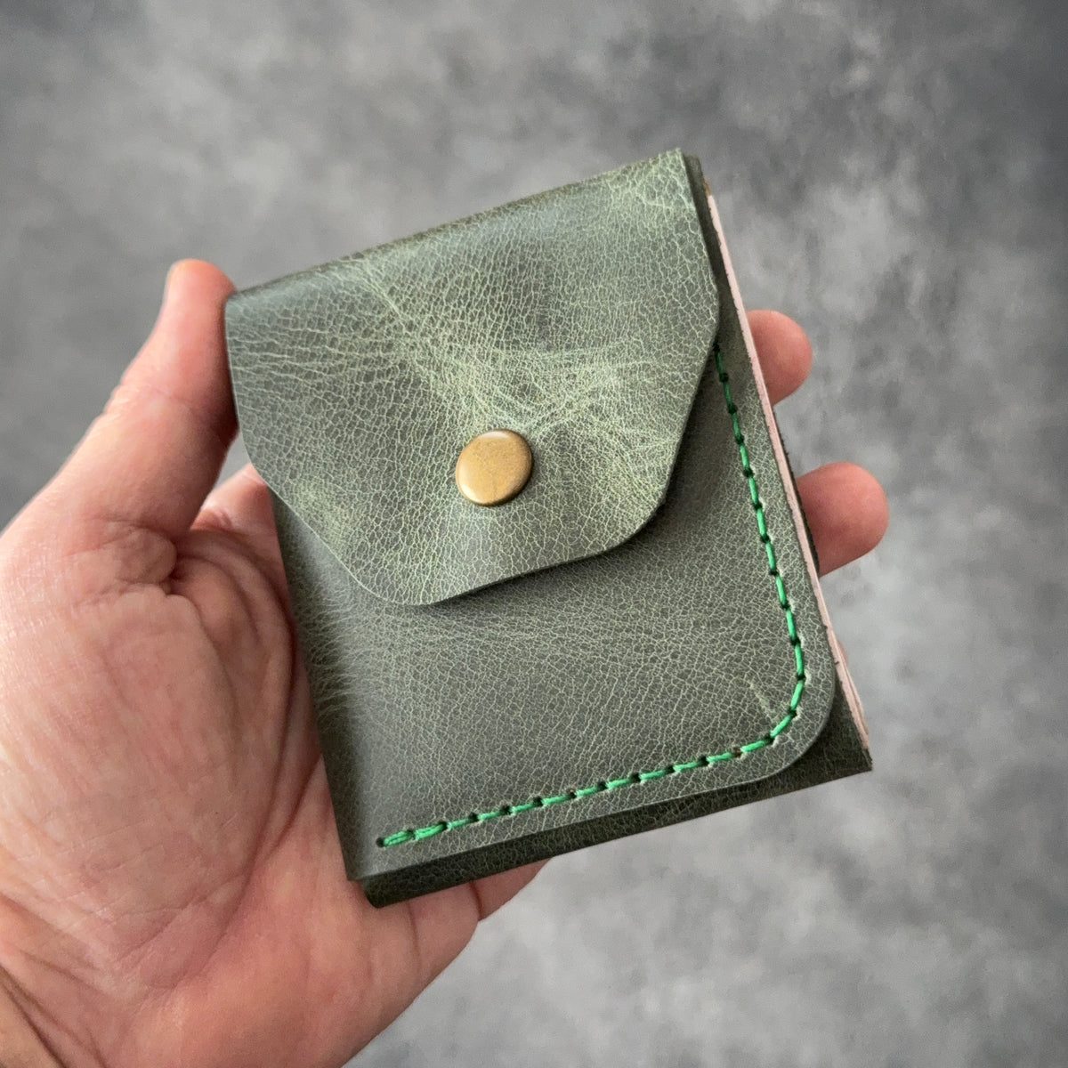 Hakiki dana derisinden tamamen el dikişiyle üretilen BoltLeather SLIDE cüzdanı keşfedin. 30–40 banknot kapasitesi ve 2 ayrı kart cebiyle günlük kullanım için ideal.