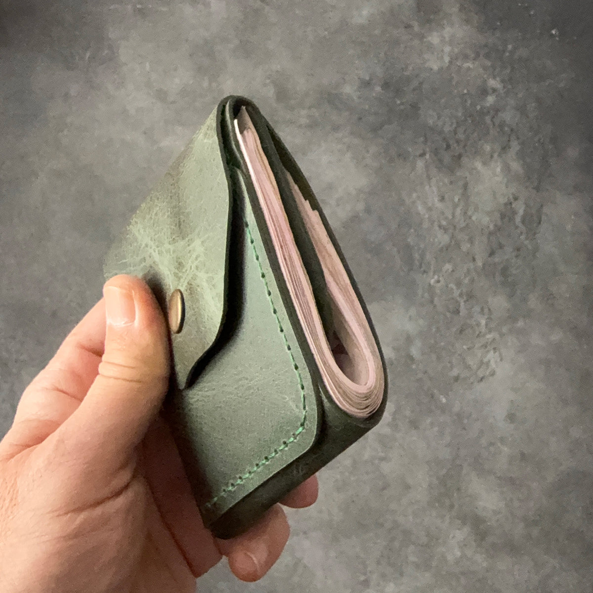 Hakiki dana derisinden tamamen el dikişiyle üretilen BoltLeather SLIDE cüzdanı keşfedin. 30–40 banknot kapasitesi ve 2 ayrı kart cebiyle günlük kullanım için ideal.