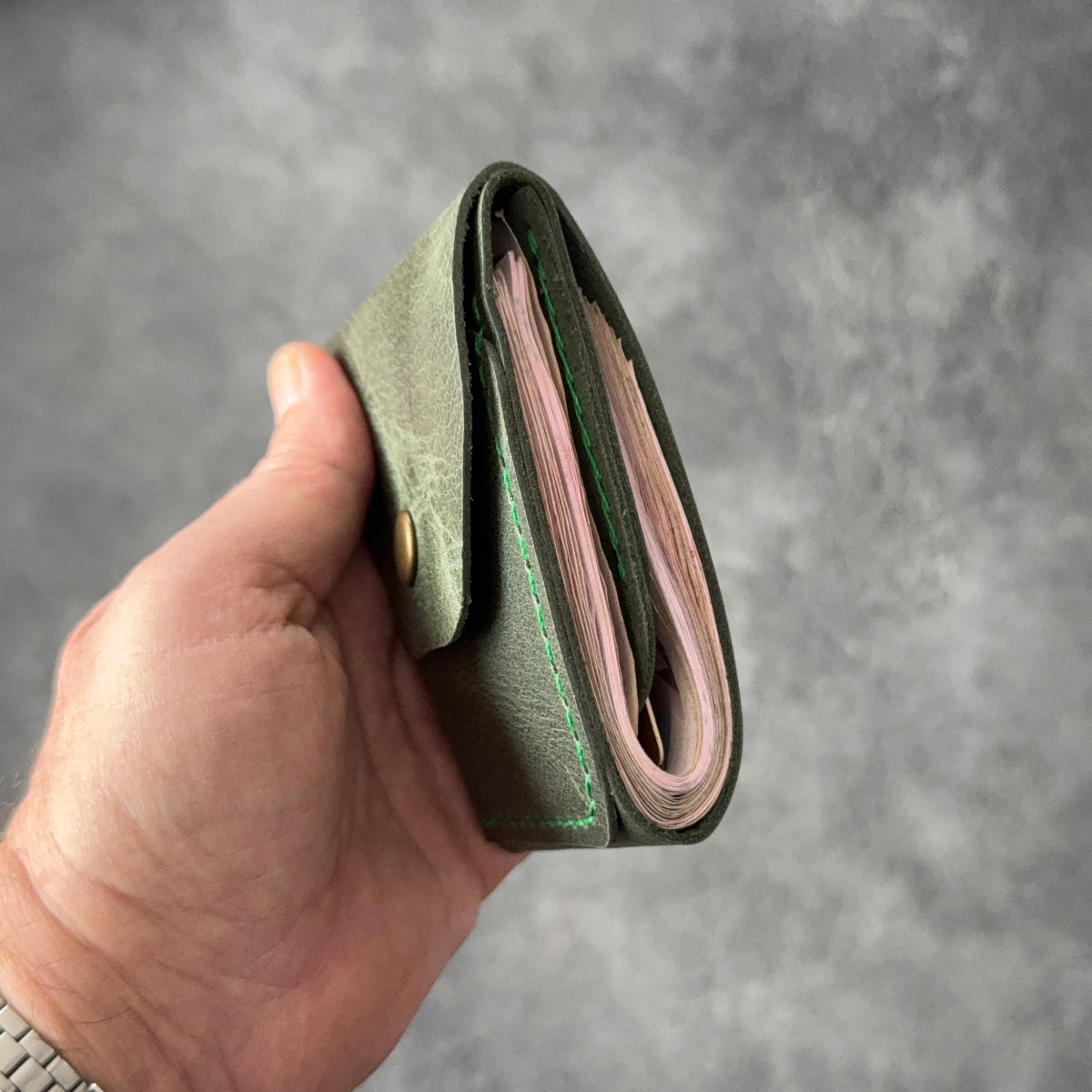 Hakiki dana derisinden tamamen el dikişiyle üretilen BoltLeather SLIDE cüzdanı keşfedin. 30–40 banknot kapasitesi ve 2 ayrı kart cebiyle günlük kullanım için ideal.
