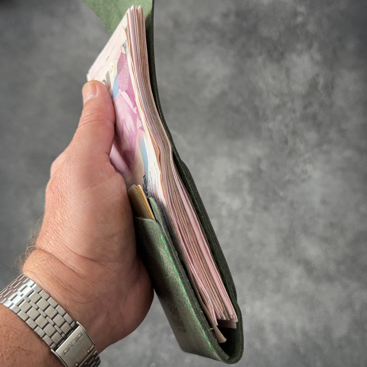 Hakiki dana derisinden tamamen el dikişiyle üretilen BoltLeather SLIDE cüzdanı keşfedin. 30–40 banknot kapasitesi ve 2 ayrı kart cebiyle günlük kullanım için ideal.