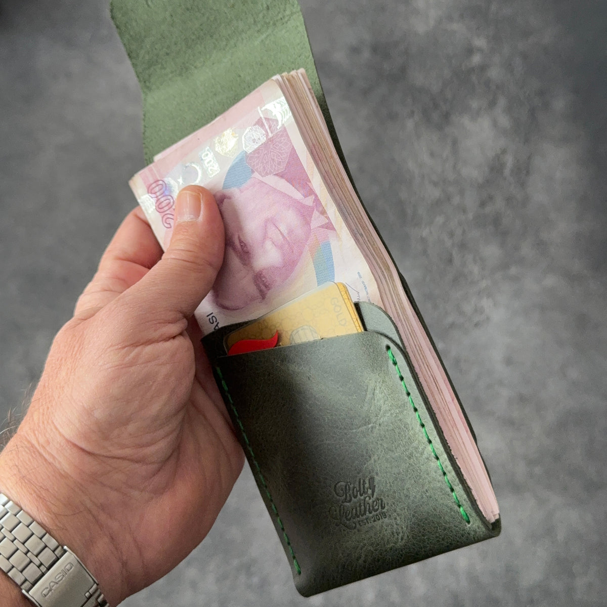 Hakiki dana derisinden tamamen el dikişiyle üretilen BoltLeather SLIDE cüzdanı keşfedin. 30–40 banknot kapasitesi ve 2 ayrı kart cebiyle günlük kullanım için ideal.