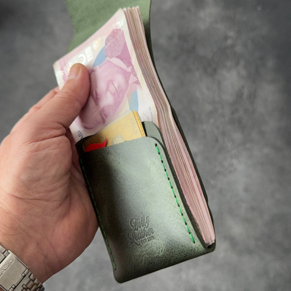 Hakiki dana derisinden tamamen el dikişiyle üretilen BoltLeather SLIDE cüzdanı keşfedin. 30–40 banknot kapasitesi ve 2 ayrı kart cebiyle günlük kullanım için ideal.