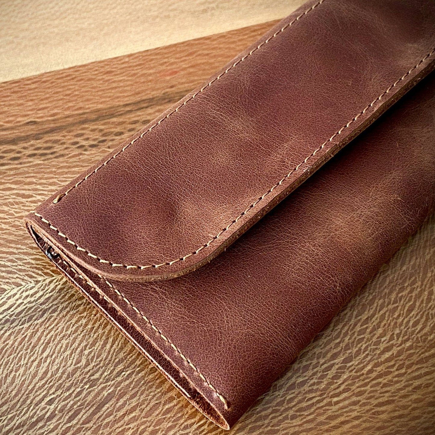 tütün kesesi, tütün çantası, camel renk, el yapımı, gerçek deri, %100 Hakiki Deri, El dikişi, gerçek dana derisi, minimalist tasarım, vintage, kişiye özel hediye, kişiselleştirme seçeneği