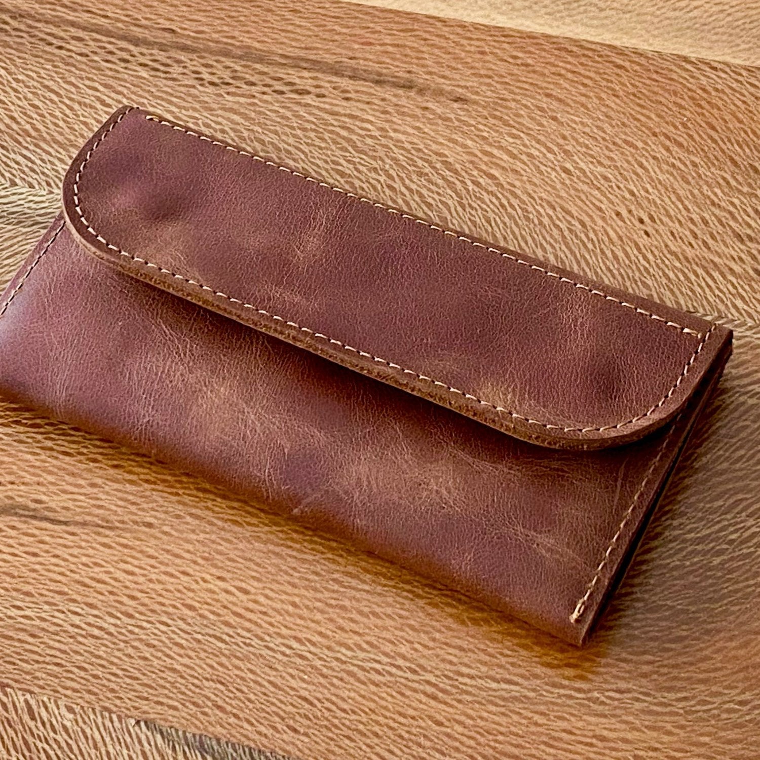 tütün kesesi, tütün çantası, camel renk, el yapımı, gerçek deri, %100 Hakiki Deri, El dikişi, gerçek dana derisi, minimalist tasarım, vintage, kişiye özel hediye, kişiselleştirme seçeneği