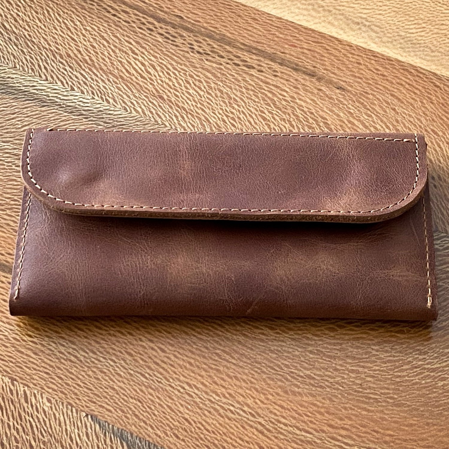 tütün kesesi, tütün çantası, camel renk, el yapımı, gerçek deri, %100 Hakiki Deri, El dikişi, gerçek dana derisi, minimalist tasarım, vintage, kişiye özel hediye, kişiselleştirme seçeneği