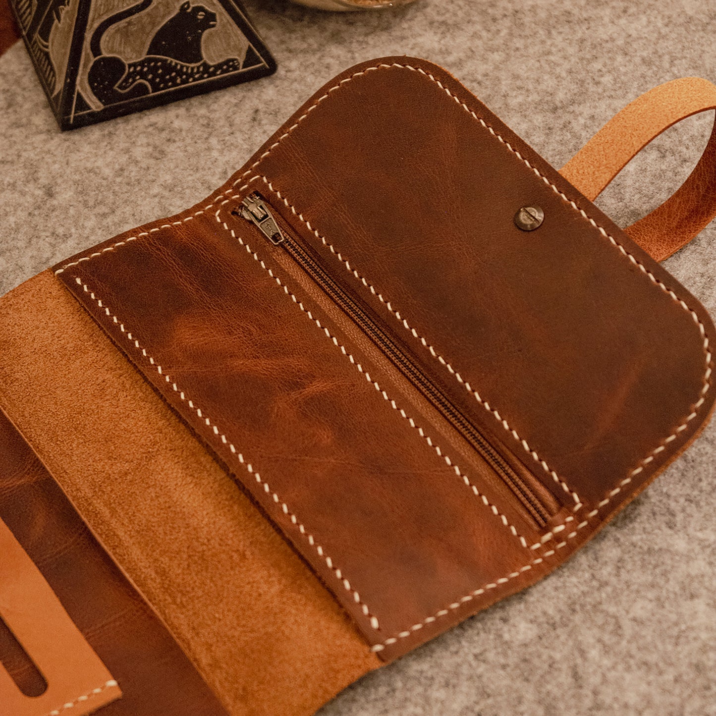 tütün kesesi, tütün çantası, camel renk, el yapımı, gerçek deri, %100 Hakiki Deri, El dikişi, gerçek dana derisi, minimalist tasarım, vintage, kişiye özel hediye, kişiselleştirme seçeneği