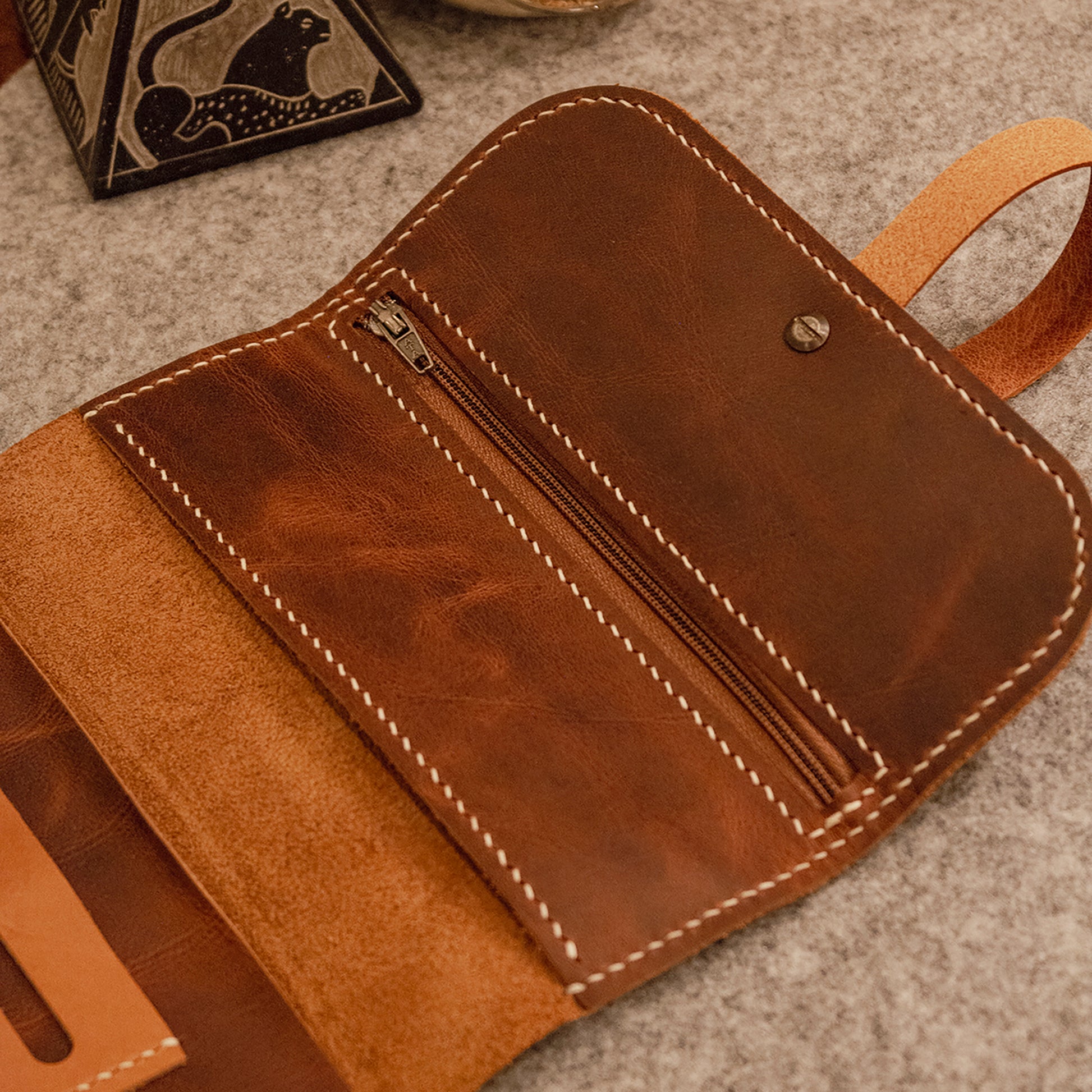 tütün kesesi, tütün çantası, camel renk, el yapımı, gerçek deri, %100 Hakiki Deri, El dikişi, gerçek dana derisi, minimalist tasarım, vintage, kişiye özel hediye, kişiselleştirme seçeneği